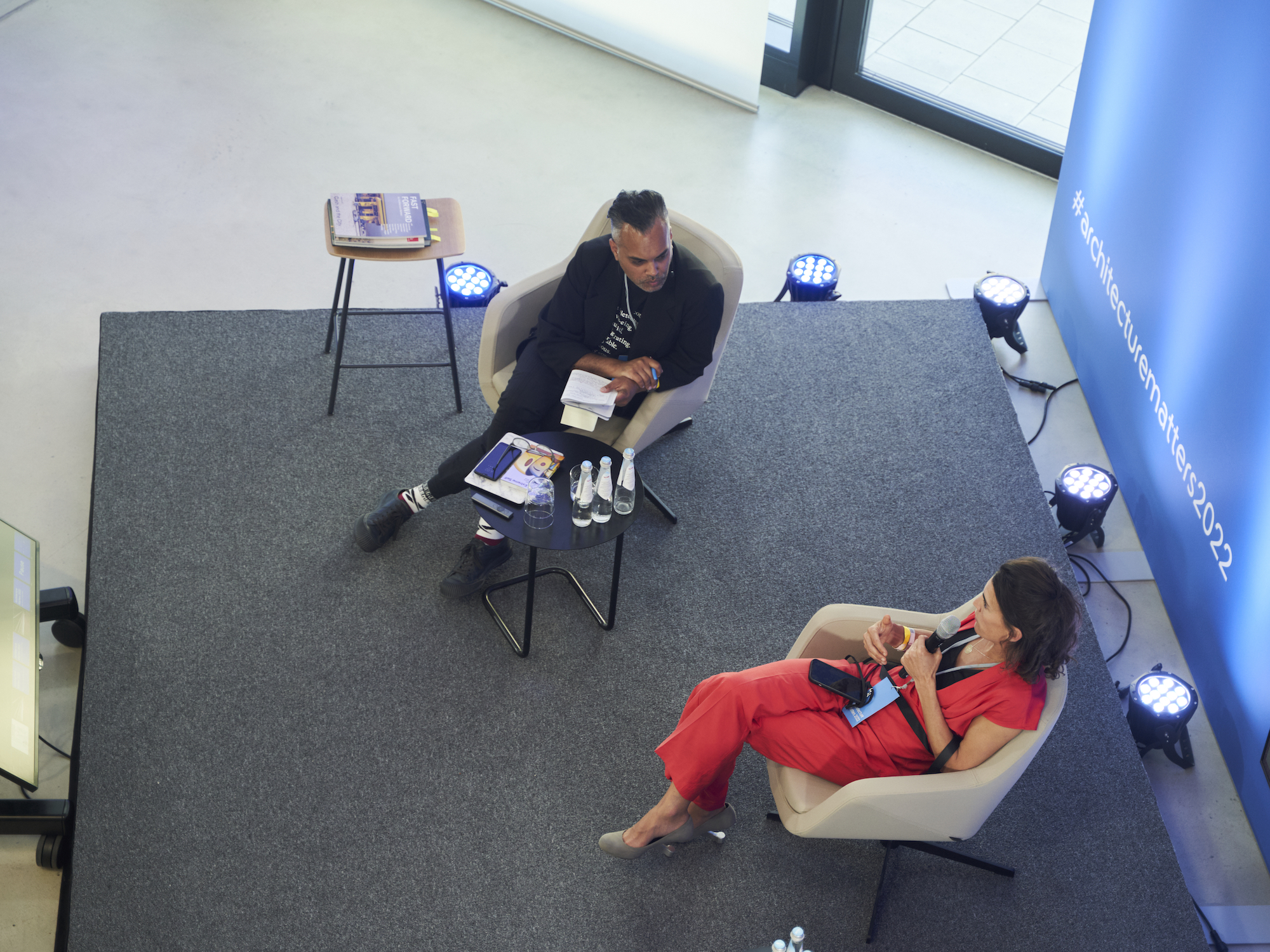 Architecture Matters 2022 Konferenz im Munich Urban Colab Gespräch Shumon Basar und Charlie Koolhaas Foto: Tanja Kernweiss