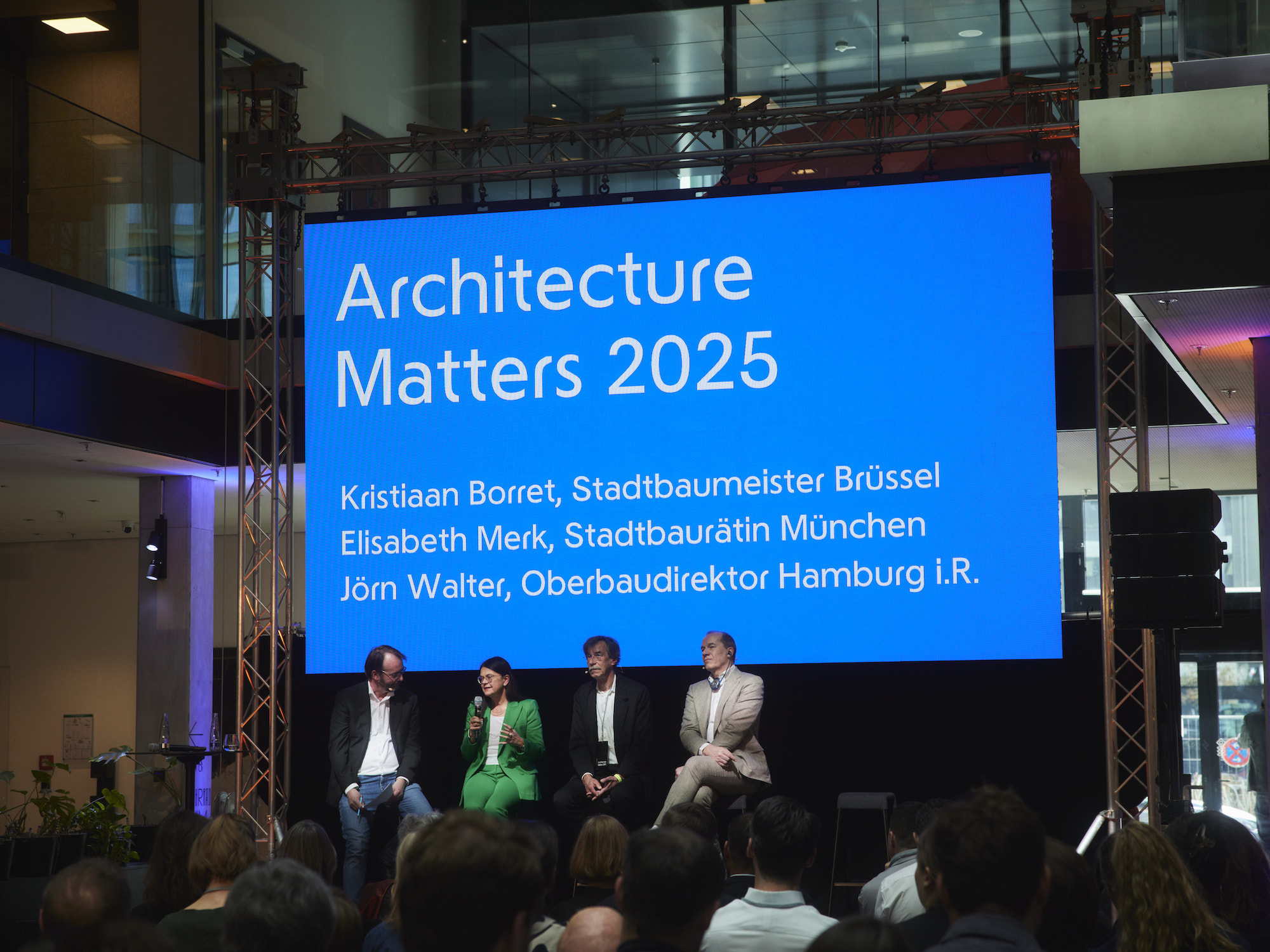 Architecture Matters 2025 discussion: Adapting building rules – how can we successfully rebuild (reuse) our cities? Matthias Alexander, FAZ; Prof. Dr. Elisabeth Merk, Planning Director, City of Munich; Jörn Walter, Chief Building Director, City of Hamburg (retired); Kristiaan Borret, Bouwmeester – Maître Architecte, Brussels Foto: Tanja Kernweiss